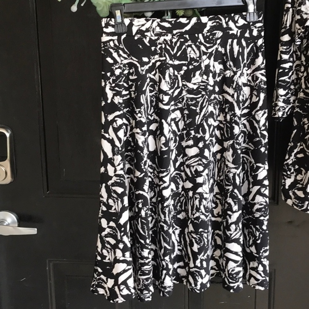 Two Matching Pieces, Two Different Sizes! - image 3